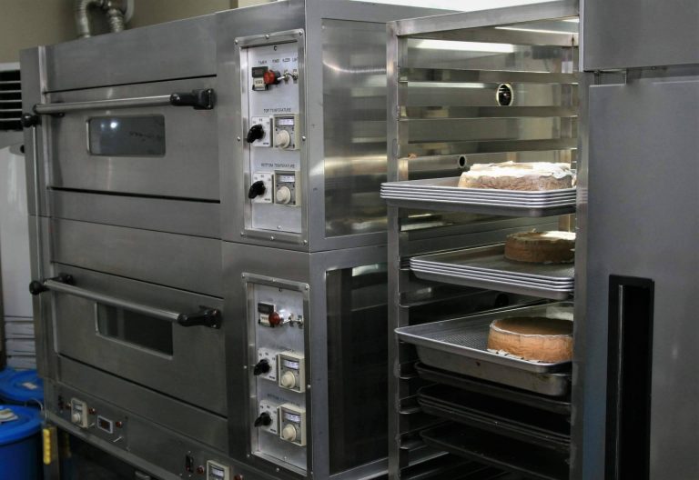 ¿Por qué es importante equipar una cocina profesional con un horno industrial?