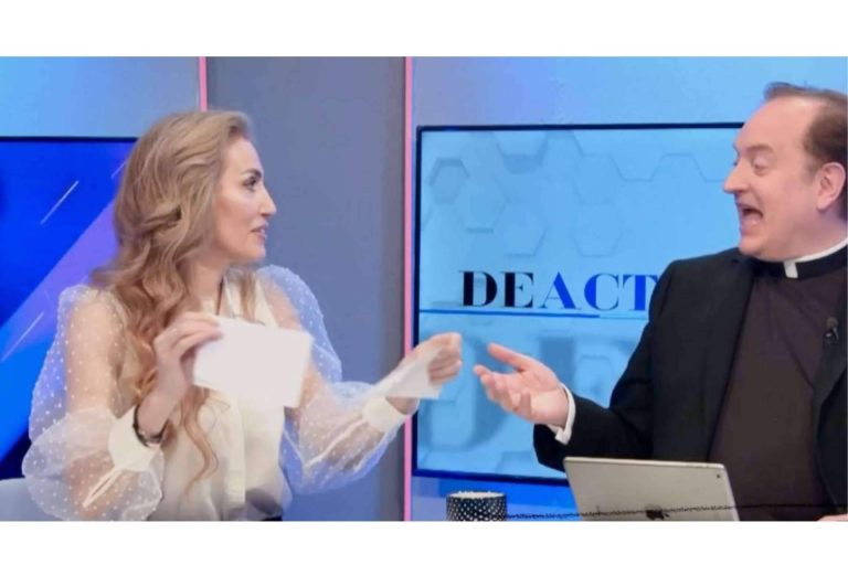 DeActualidad, los 'momentazos' del programa presentado por el padre Apeles y Miriam Victoria