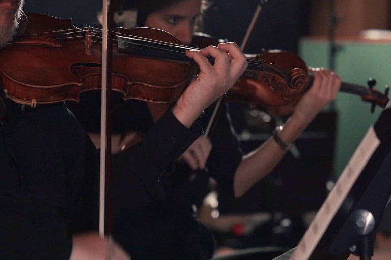 Sixième Son refuerza la dimensión premium de Carmignac con una identidad sonora potente y orquestral