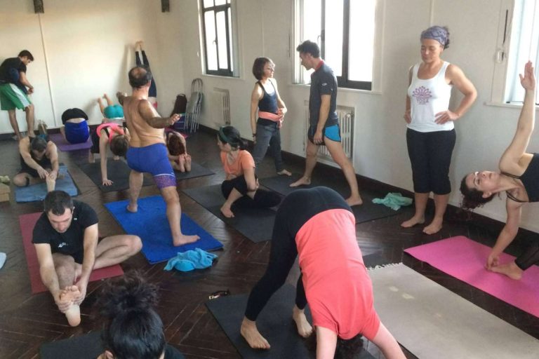 Una escuela de yoga en Bilbao promueve la enseñanza personalizada