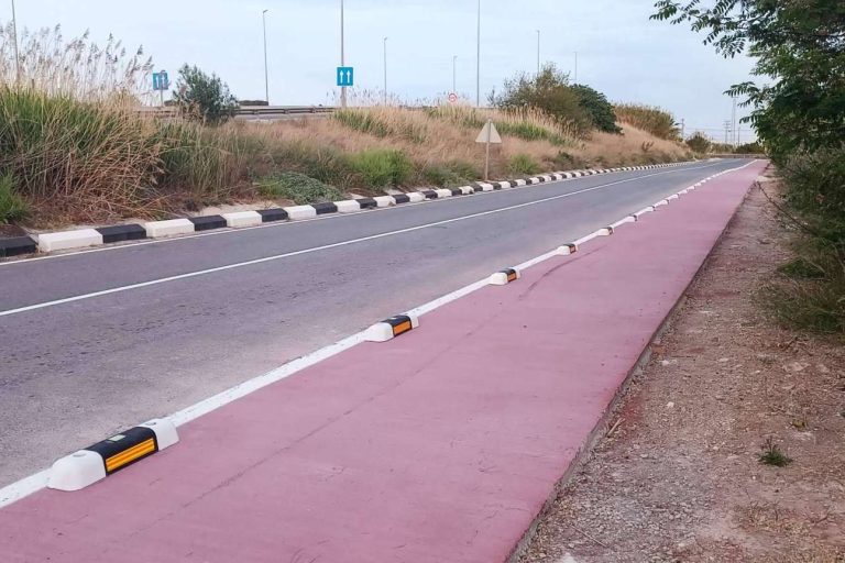 Suministro e instalación del separador de carril bici fotoluminiscente de Abadecom en la ciudad de Masalfasar en Valencia