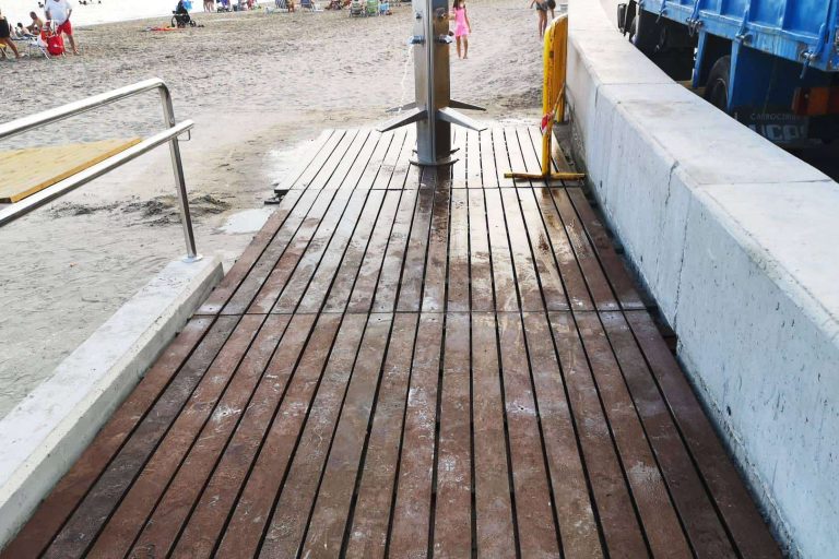 Pasarelas de playa de plástico reciclado; la propuesta innovadora de Abadecom en Masalfasar, Valencia