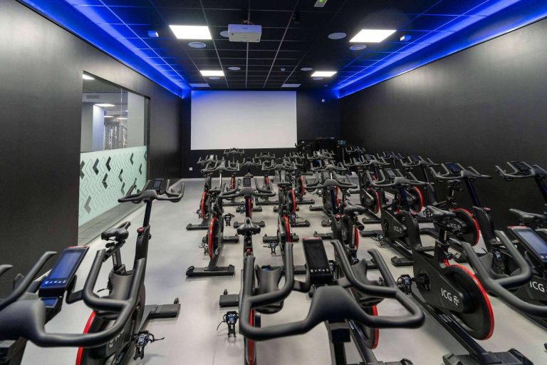 Vivir la emoción del cycling virtual en VivaGym