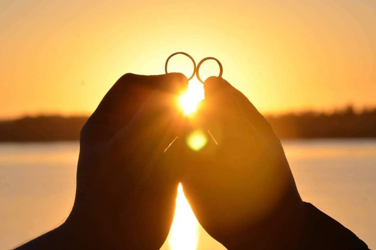 El anillo de pago Rikki, una alternativa moderna a las alianzas de boda convencionales