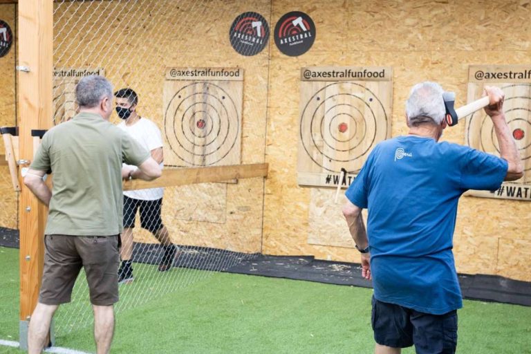 Axe throwing (lanzamiento de hachas); diversión y emoción garantizadas con la Franquicia Axestral