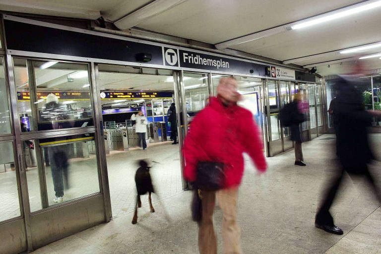 Con las puertas automáticas peatonales de ASSA ABLOY se puede mejorar la accesibilidad de los edificios