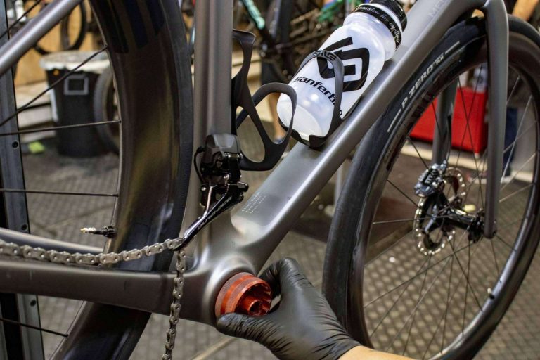 Es importante llevar la bici a un taller profesional de bicicletas