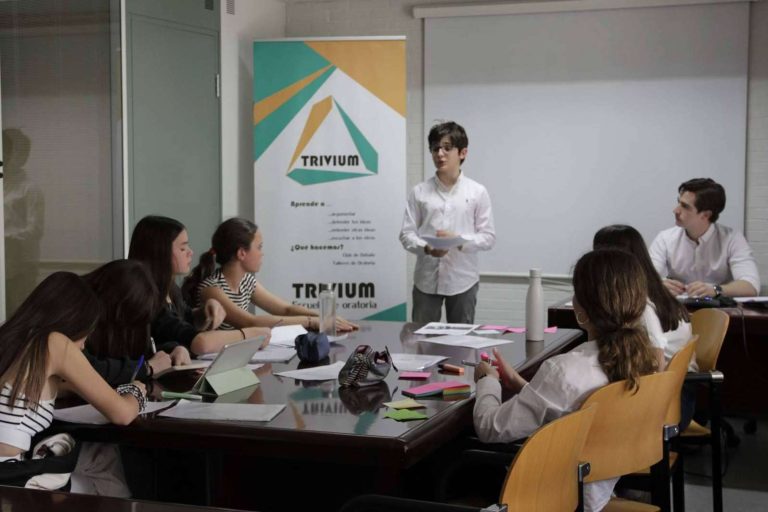 ¿Por qué es relevante que los centros educativos y las concejalías de juventud ofrezcan un club de debate a los más jóvenes?