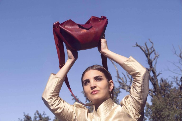 Bolsos pintados a mano; la fusión de arte y diseño en Araceli García