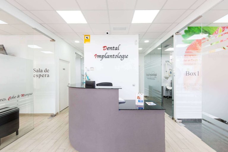 La clínica de dentista en Sevilla Dental Implantologie se especializa en la realización de cirugías, implantes y periodoncia