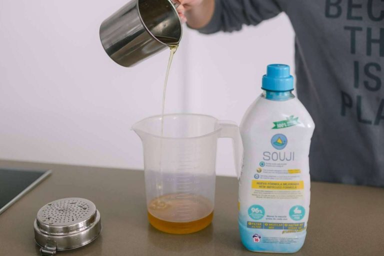 La revolución del reciclaje con Souji. El líquido ‘mágico’ que permite transformar el aceite usado en detergente, en solo 1 minuto