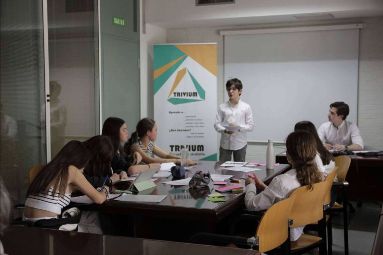 Las ventajas para los adolescentes de participar en un curso de debate y oratoria