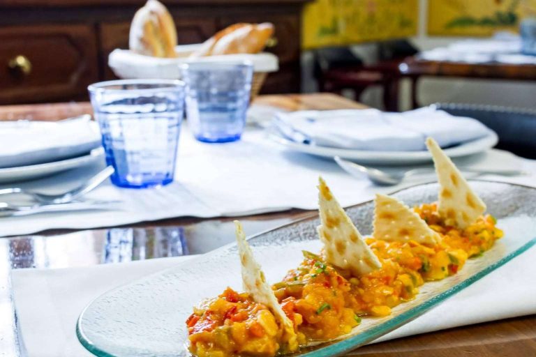 Un restaurante en Madrid especializado en tapas y raciones, famoso por sus deliciosos torreznos, bacalao y guisos caseros, Tasca La Farmacia