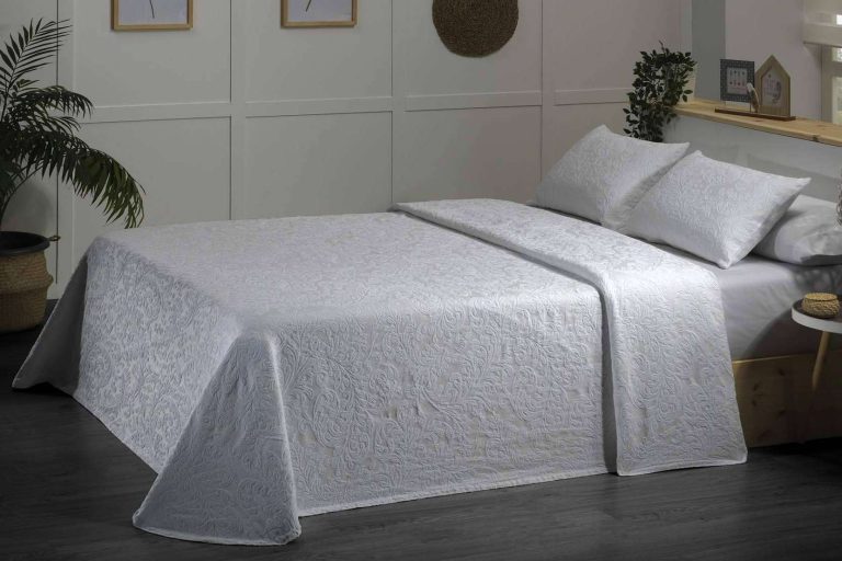 Colcha de piqué, disponible en La Novena Nube. Una colcha de la que enamorarse