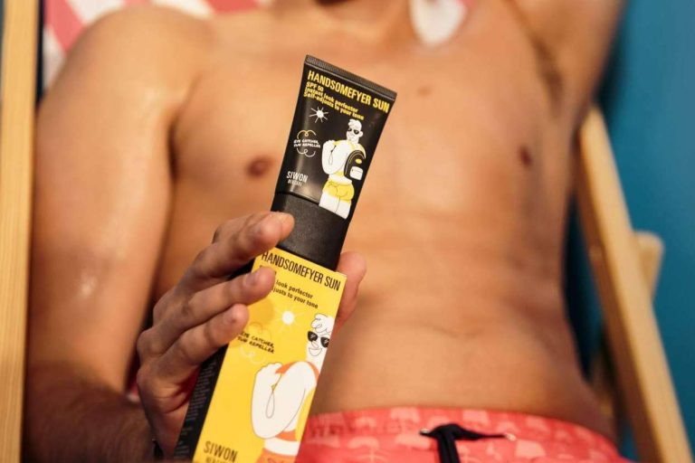 Adelantar las vacaciones con este protector solar que pone cara de verano al instante
