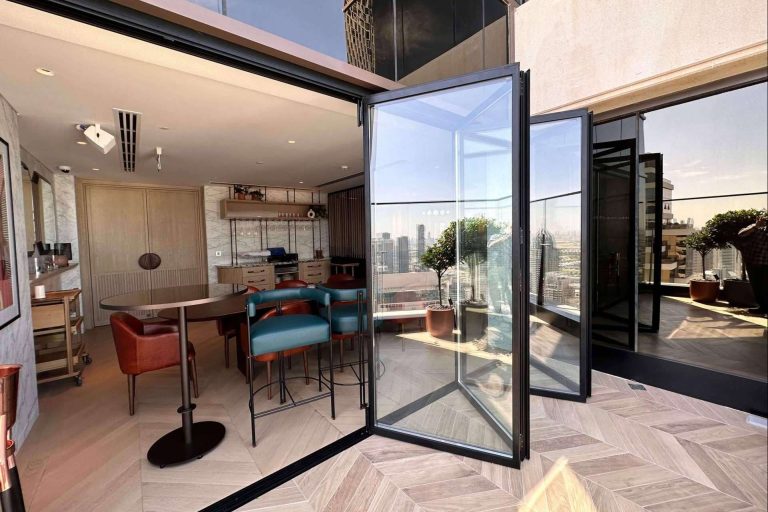 Airclos ofrece un amplio catálogo de puertas plegables con cristal