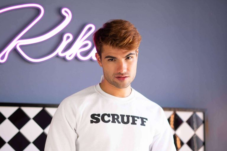 SCRUFF da la posibilidad de chatear en línea y organizar encuentros en persona con la comunidad LGTBQ+