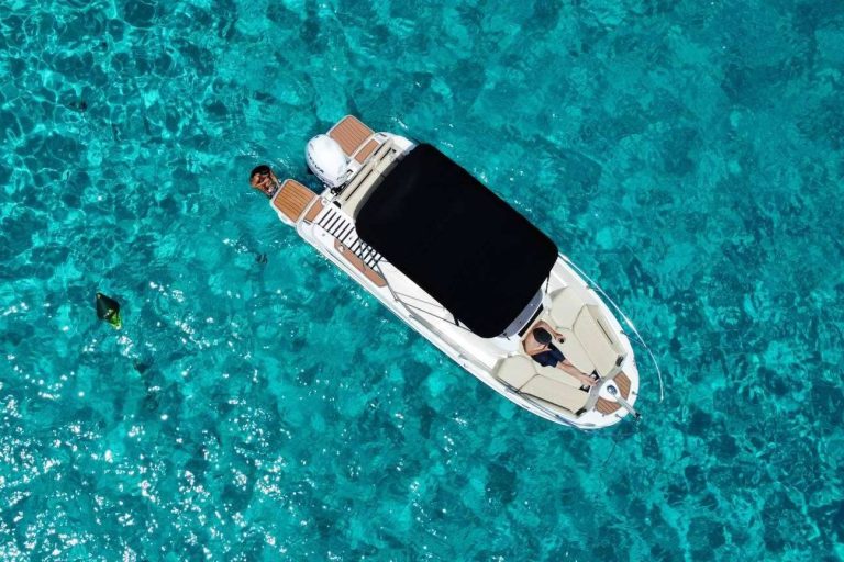 Menorca en barco con Nautic Charter, experiencia terapéutica