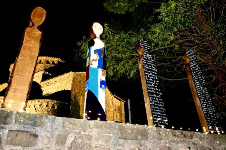 Pilar Almagro, una de las artistas referentes en Tótems en España, realizará su próxima exposición en Sant Jaume de Frontanyá, Barcelona, del 22 de julio al 6 de agosto