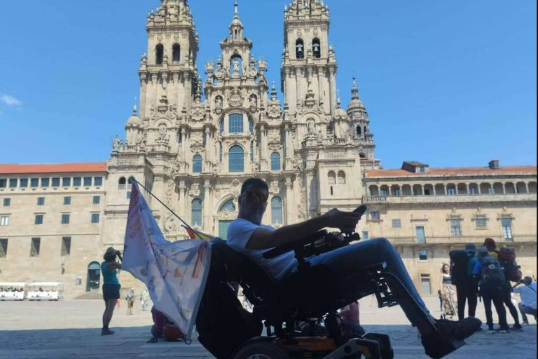 La Fundación Disgrup llega hasta el final del Camino de Santiago en sillas de ruedas para reivindicar el cumplimiento de los derechos de las personas con discapacidad en España