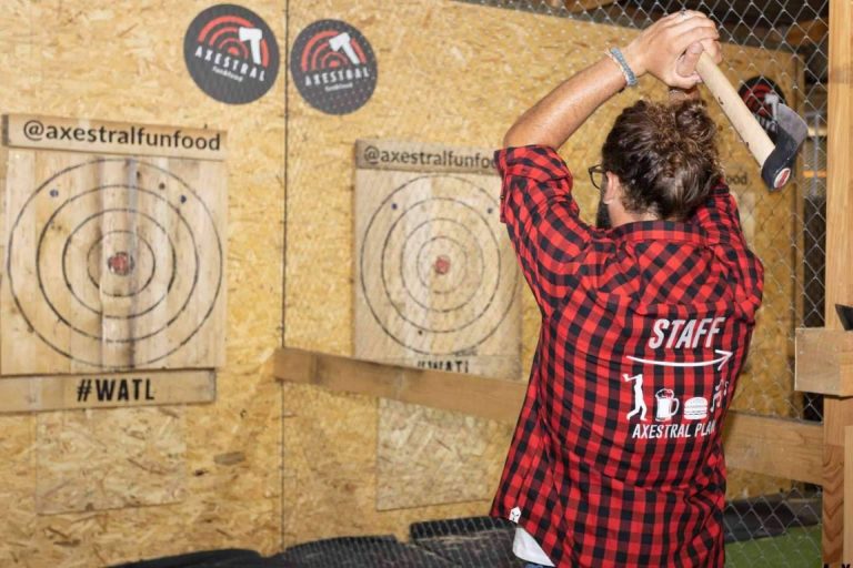 Tiro de hacha; emoción y competencia en Axestral, un centro especializado