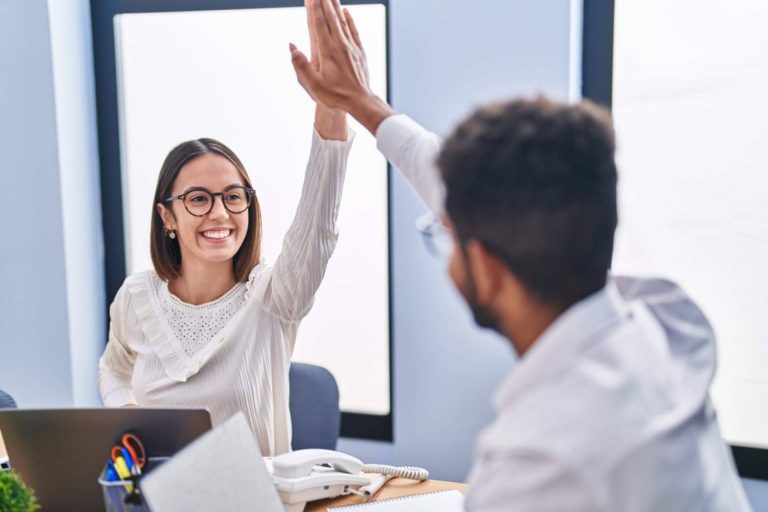 Apoyo Psicológico Online ofrece consejos sobre cómo manejar el estrés laboral de manera efectiva