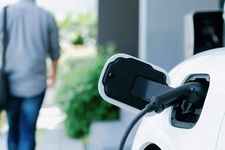 Multienergía Verde ofrece una plataforma para conectar a sus clientes con sus placas solares y puntos de carga de vehículo eléctrico