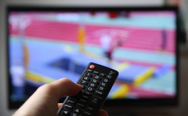 La TV QLED C74, disponible en TCL, proporciona una experiencia visual con colores cinematográficos auténticos