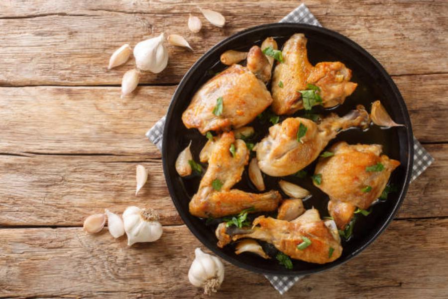 Cómo hacer un pollo al ajillo en salsa para chuparse los dedos