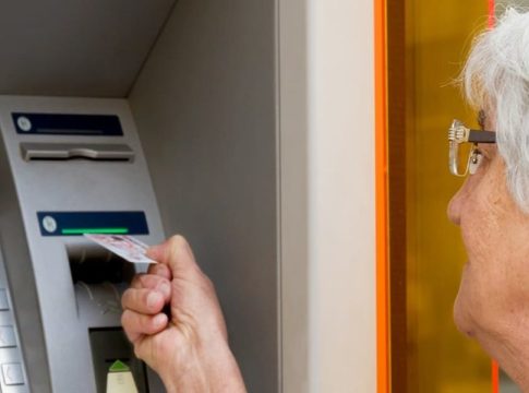 Lección persona mayor cajeros automáticos