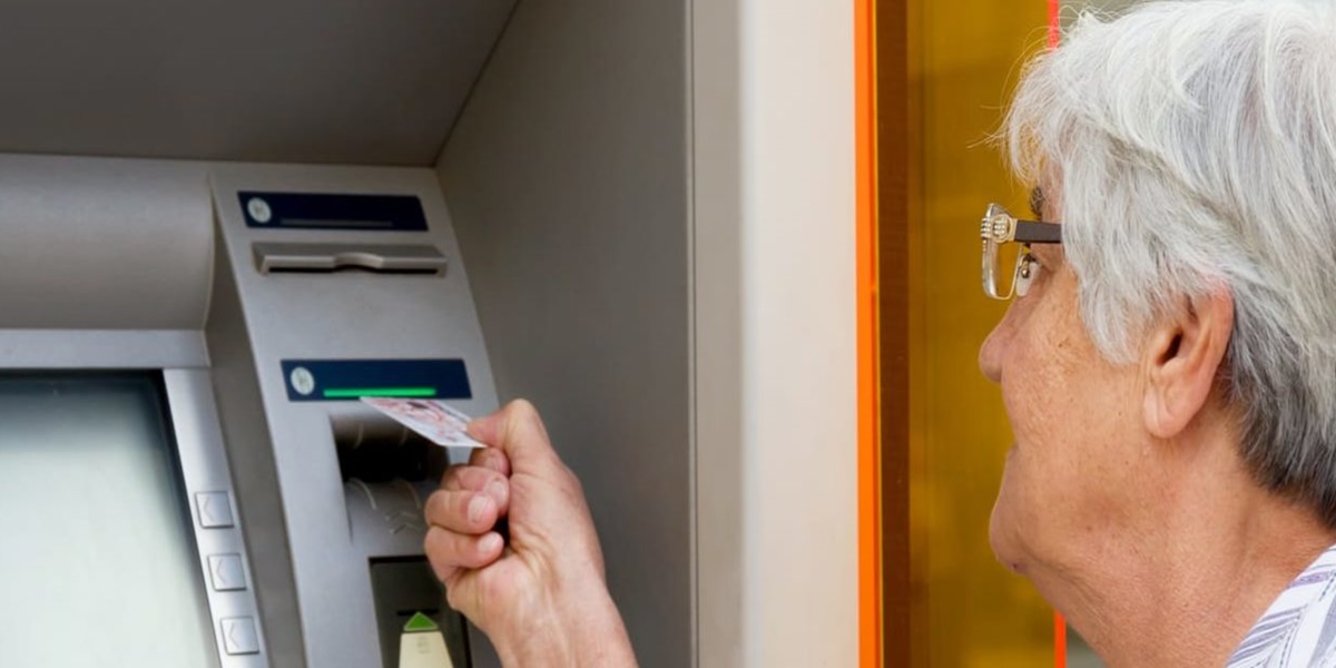 Lección persona mayor cajeros automáticos