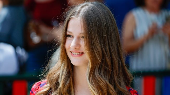 Un salto hacia la elegancia: Los tacones de Leonor en su graduación