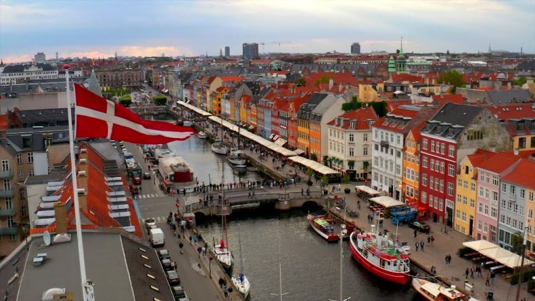 ¿De qué país es la bandera más antigua del mundo?