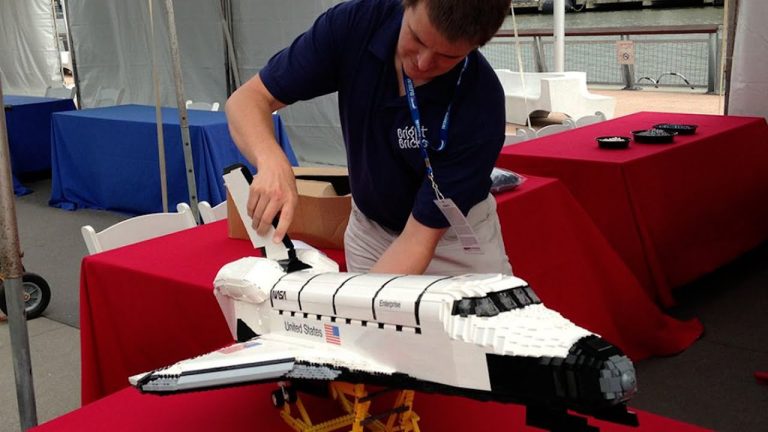 Así es el cohete con muñecos de Lego que ha sido lanzado al espacio