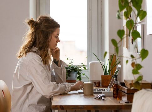 mujer-independiente-disenadora-trabajando-computadora-oficina-casa-autoaislamiento-trabajo-remoto-teletrabajo-trabajo-distancia educación a distancia