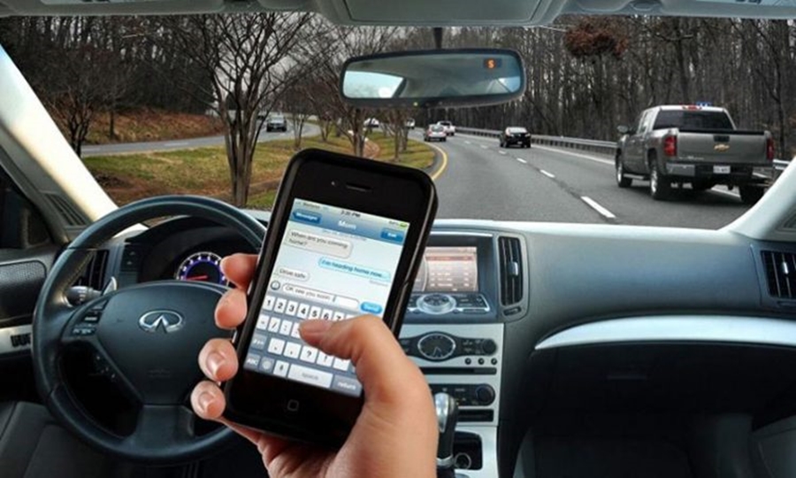 Las consecuencias legales de utilizar el móvil al volante