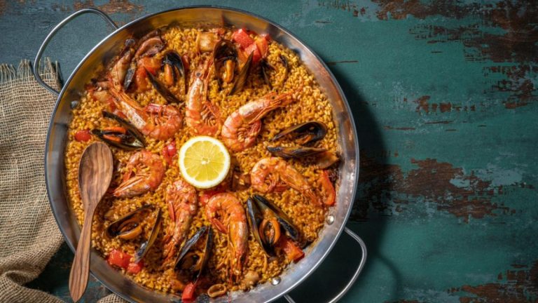 Paella valenciana VS paella de marisco: el clásico duelo de sabores. ¿Y tú cuál prefieres?