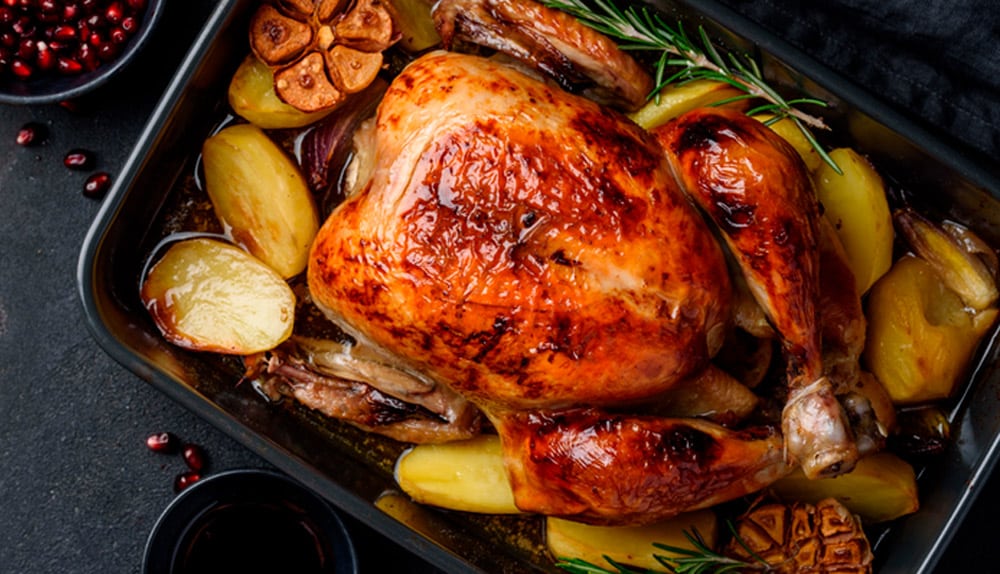 Partir el limón en trozos e introducirlos junto con los ajos