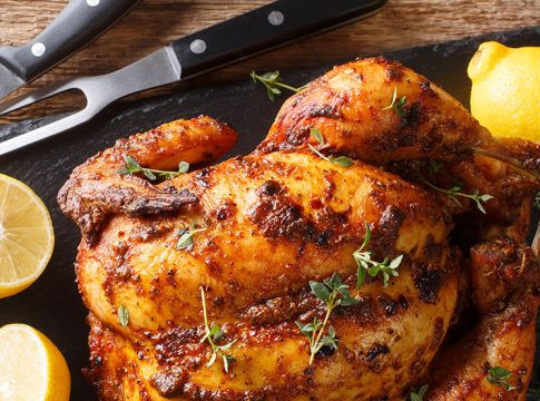 Lavar bien las patatas sin quitarles la piel y cocerlas en agua con sal durante 7 minutos Lavar bien las patatas sin quitarles la piel y cocerlas en agua con sal durante 7 minutos