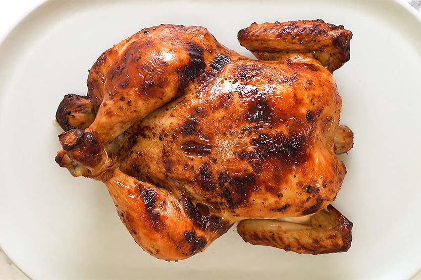 Rallar la cáscara del limón y espolvorearla encima del pollo por todos lados