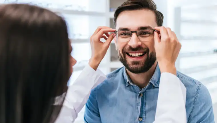 DGT: todas las normas que debes tener en cuenta si usas gafas para conducir