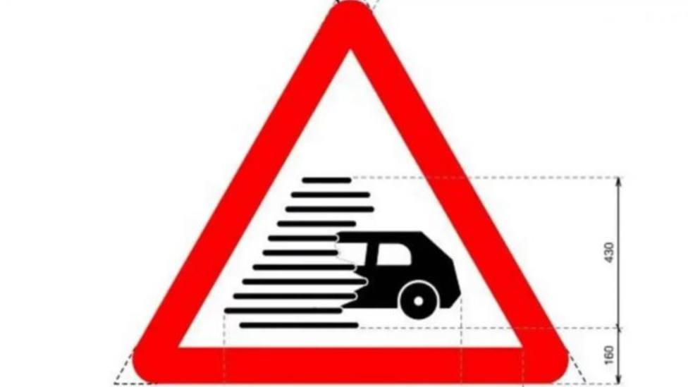 La que indica que hay mala visibilidad