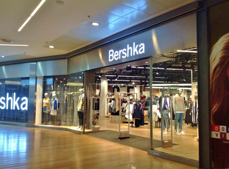 La camiseta efecto lavado de 9 euros de Bershka que ya es tendencia