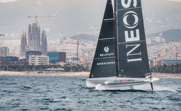 El equipo INEOS Britannia ya navega en las aguas de Barcelona