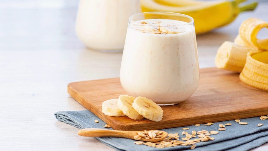 El batido de plátano y coco que puedes preparar en 10 minutos