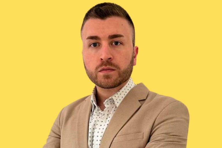 Contar con el soporte de un abogado especializado en Derecho de Extranjería con más de 700.000 seguidores en España