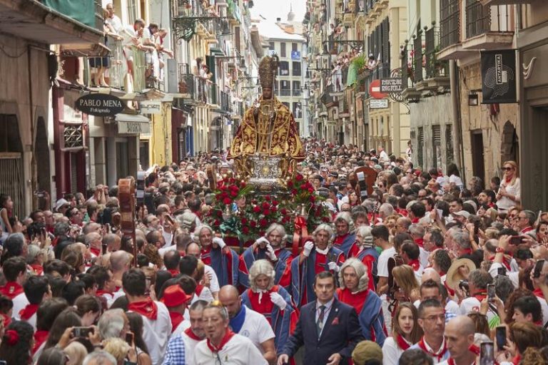 Pamplona honra a San Fermín en el día grande de las fiestas