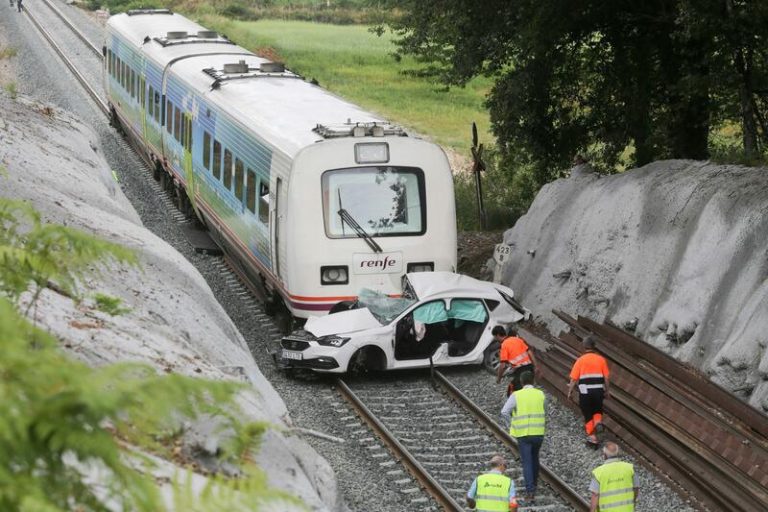 Un fallecido y dos heridos graves al arrollar un tren a un coche en un paso a nivel sin barreras en Lugo