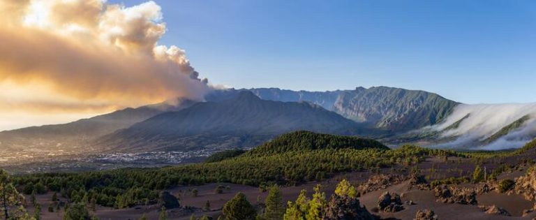 Los medios aéreos buscan controlar el incendio de La Palma para evitar la progresión hacia la Caldera