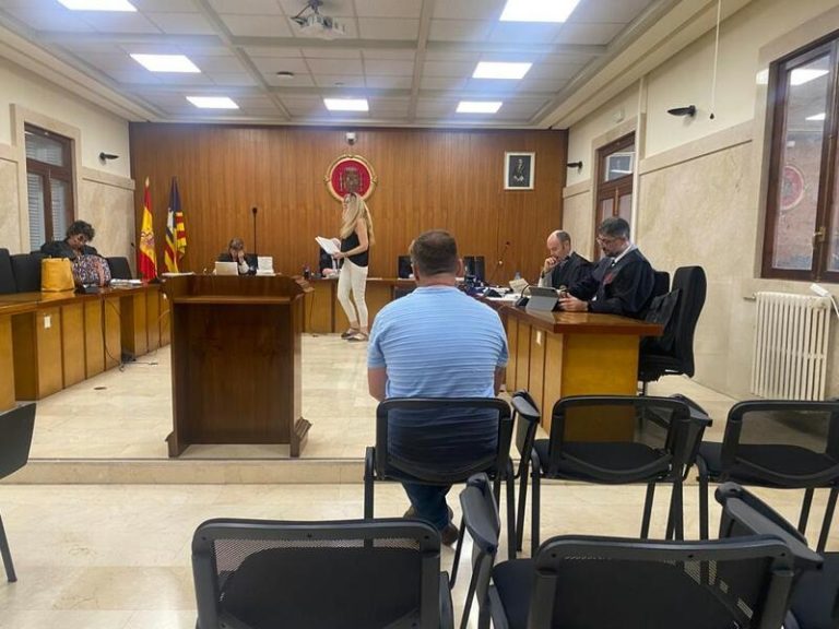 Acusado de violar a la hija de su pareja niega los hechos y dice que la abrazó por detrás 